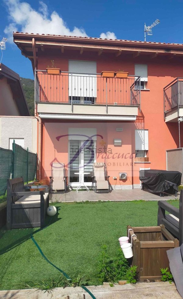 casa indipendente in vendita a Bisuschio