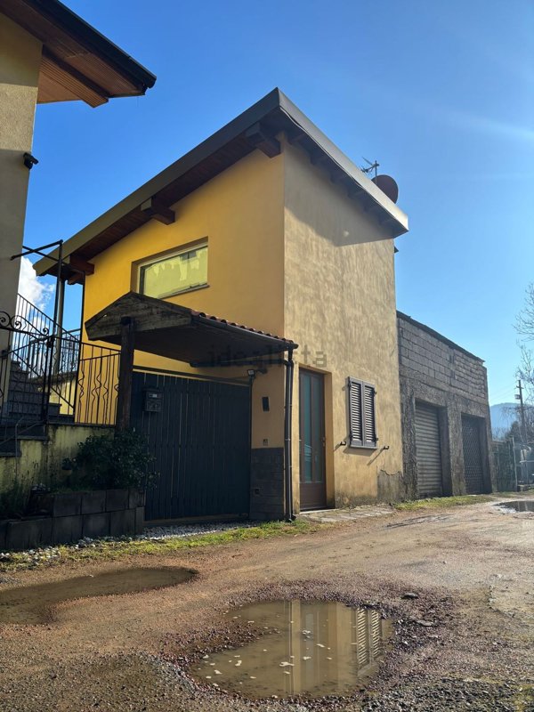 appartamento in vendita a Bisuschio in zona Rossaga