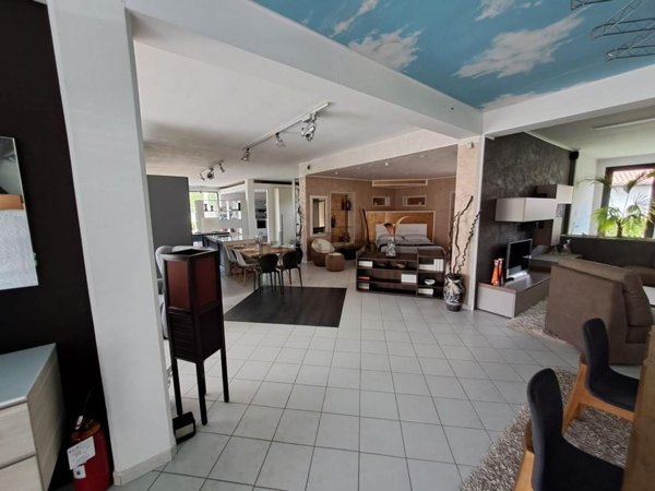 locale commerciale in vendita a Bisuschio