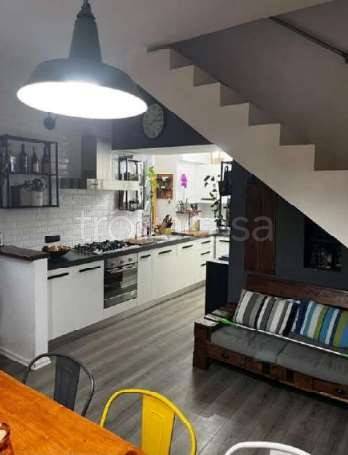 casa indipendente in vendita a Bisuschio