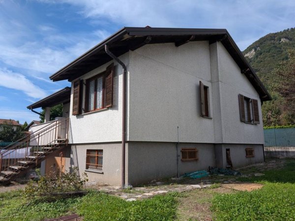casa indipendente in vendita a Bisuschio