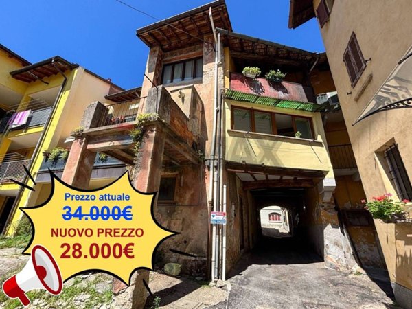 casa indipendente in vendita a Bisuschio