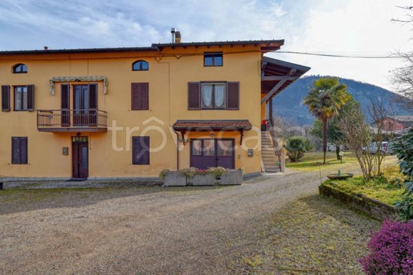 casa indipendente in vendita a Bisuschio