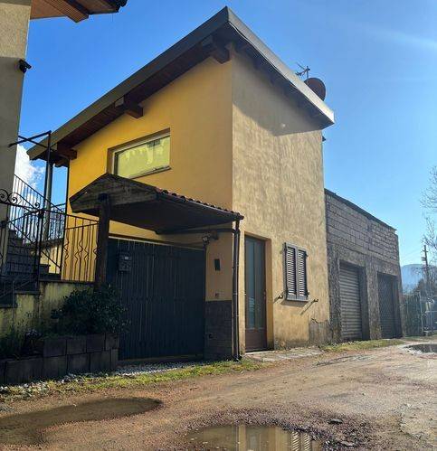 casa indipendente in vendita a Bisuschio