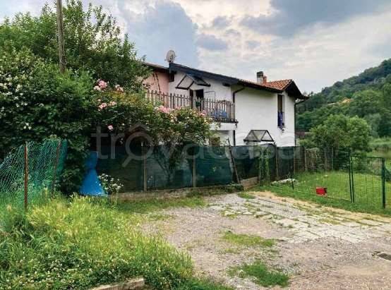 casa indipendente in vendita a Bisuschio in zona Piamo