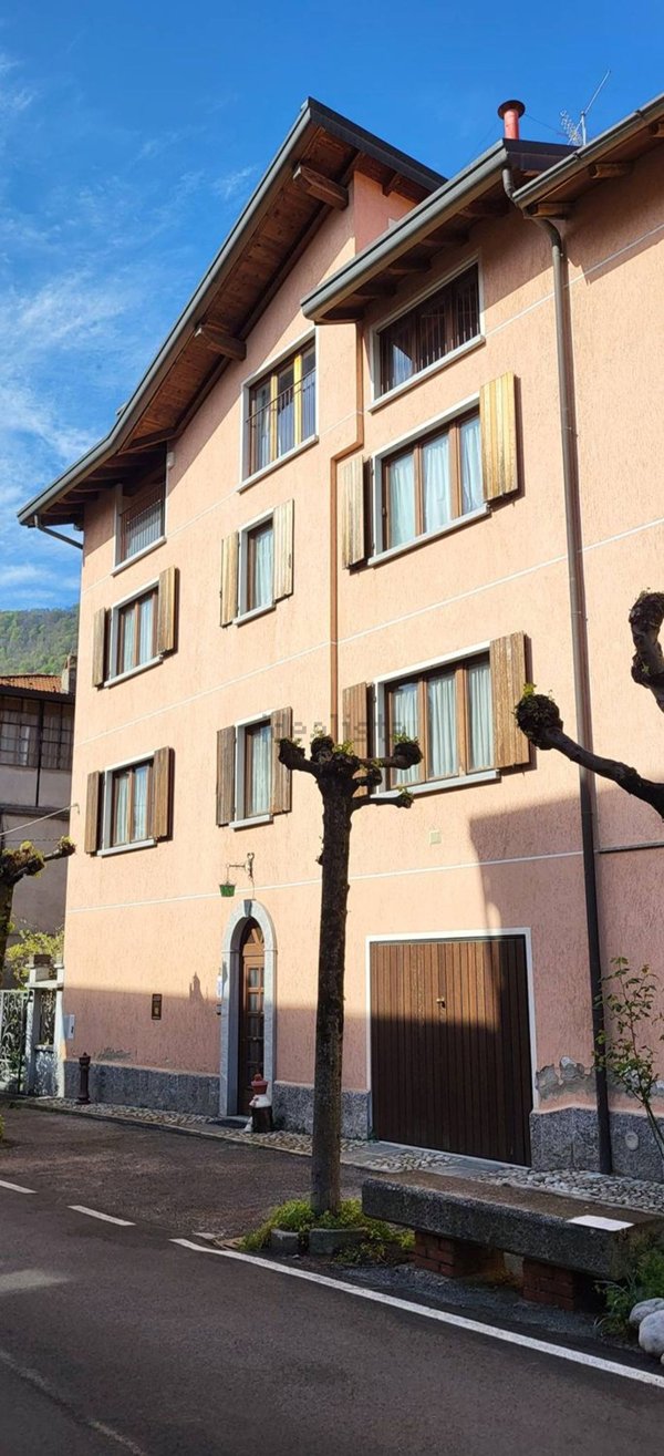 casa semindipendente in vendita a Bisuschio