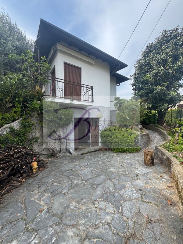 casa indipendente in vendita a Bisuschio