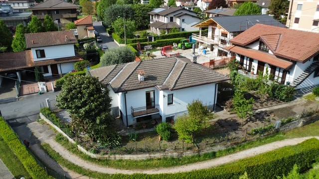 casa indipendente in vendita a Bisuschio