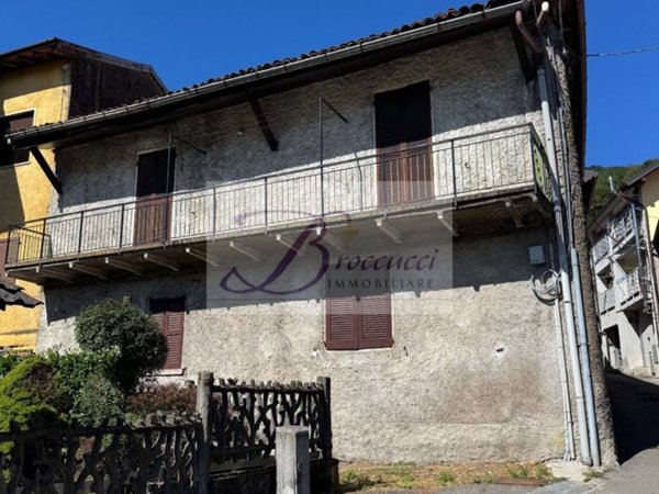 appartamento in vendita a Bisuschio in zona Rossaga