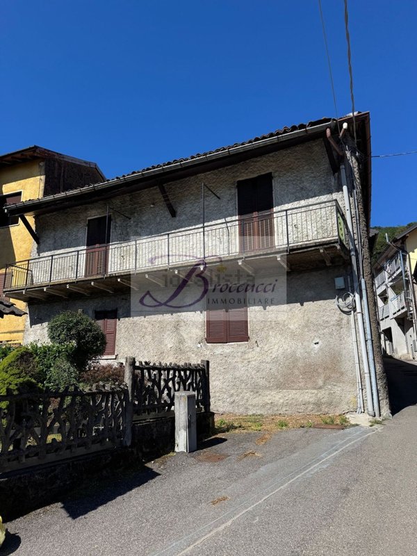 appartamento in vendita a Bisuschio in zona Rossaga