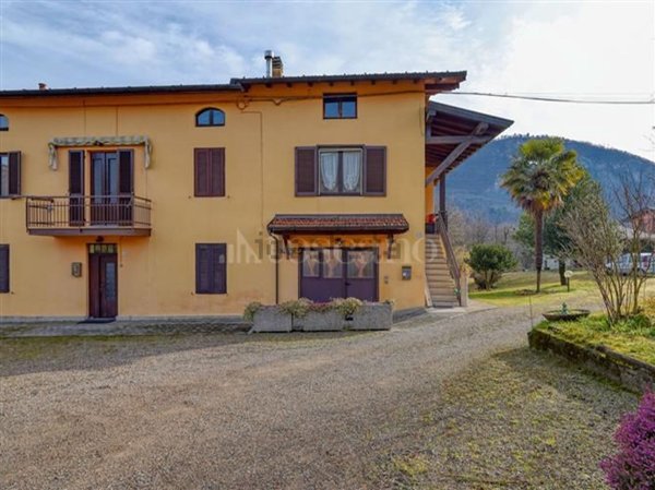 casa indipendente in vendita a Bisuschio