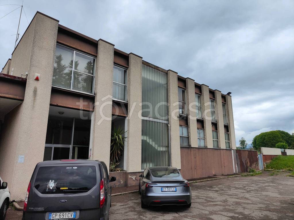 locale commerciale in vendita a Bisuschio