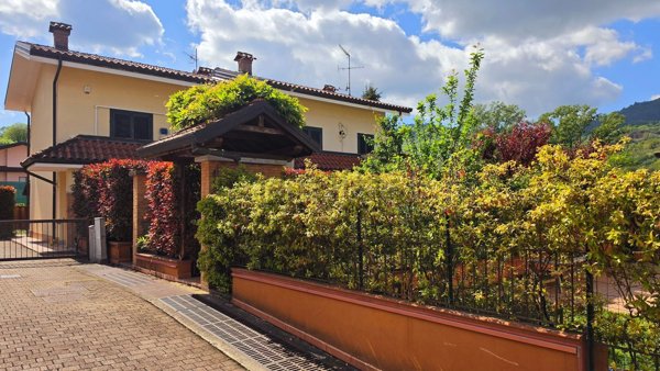casa indipendente in vendita a Bisuschio