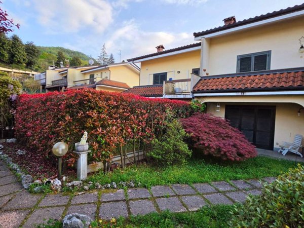 casa indipendente in vendita a Bisuschio