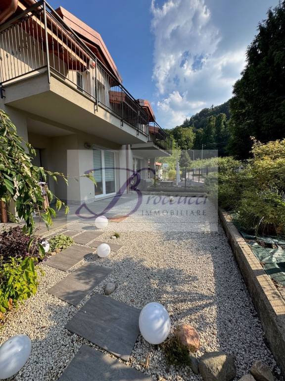 casa indipendente in vendita a Bisuschio