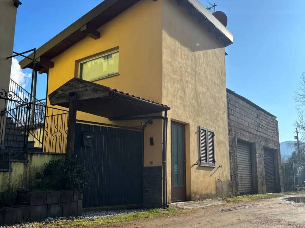 casa indipendente in vendita a Bisuschio in zona Rossaga
