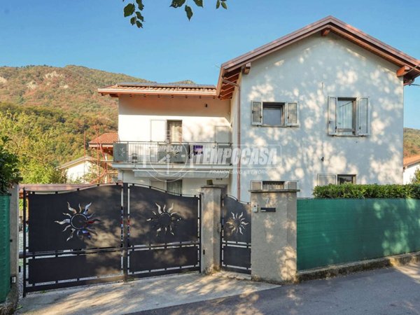 casa indipendente in vendita a Bisuschio
