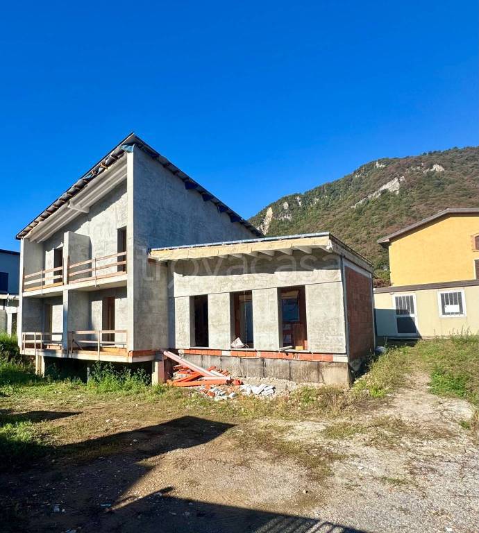 casa indipendente in vendita a Bisuschio in zona Piamo