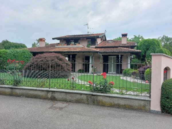 casa indipendente in vendita a Brebbia