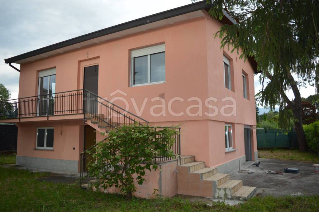 casa indipendente in vendita a Brebbia