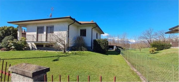 casa indipendente in vendita a Brebbia