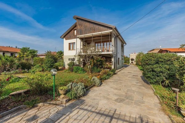 casa indipendente in vendita a Brebbia