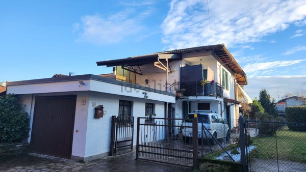 casa indipendente in vendita a Brebbia
