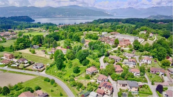 appartamento in vendita a Brebbia in zona Villaggio Europa
