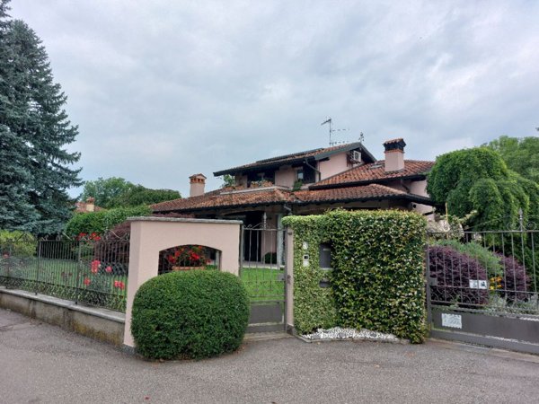 casa indipendente in vendita a Brebbia