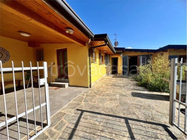casa indipendente in vendita a Brebbia