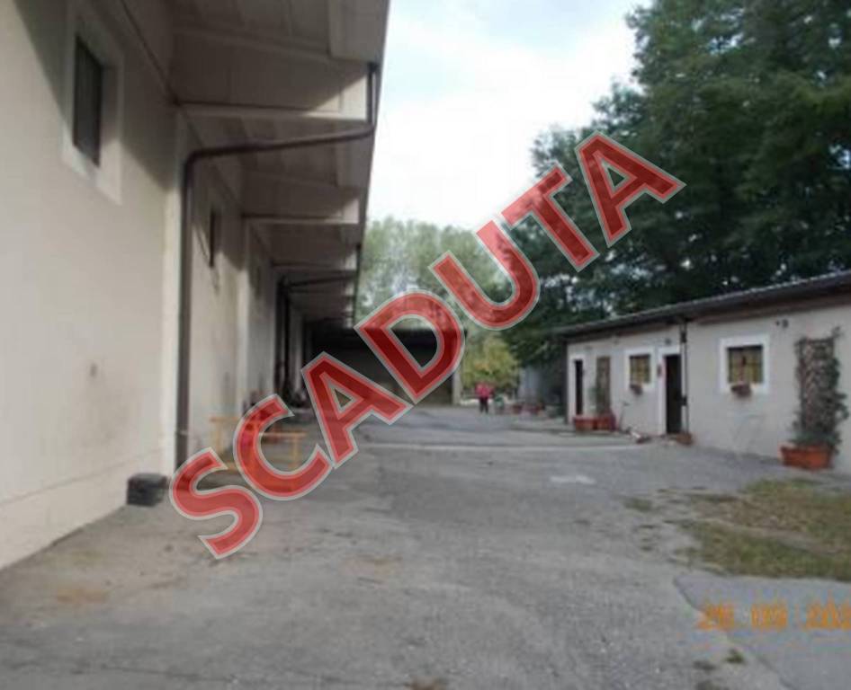 locale commerciale in vendita a Brebbia