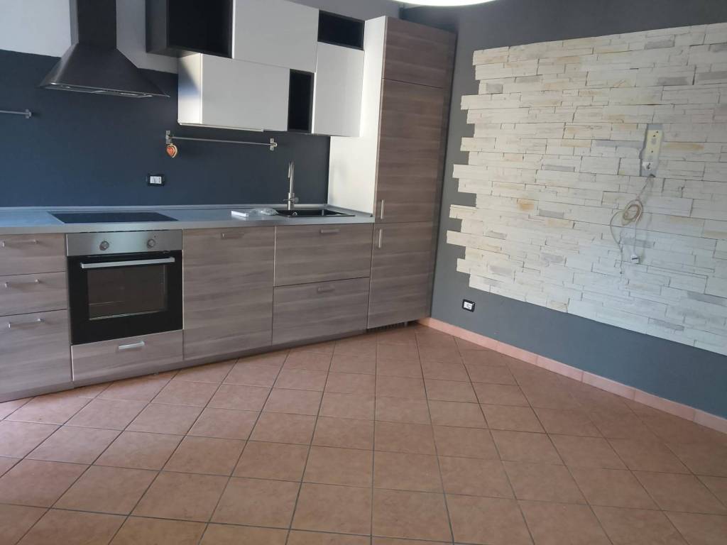 appartamento in vendita a Brebbia in zona Villaggio Europa