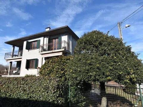 casa indipendente in vendita a Brebbia in zona Villaggio Europa