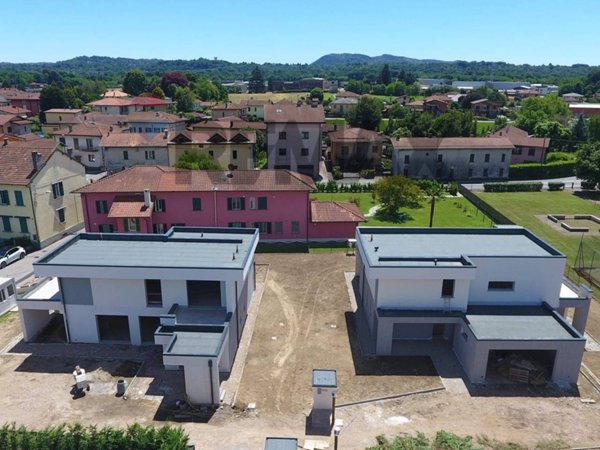 casa indipendente in vendita a Brebbia in zona Villaggio Europa