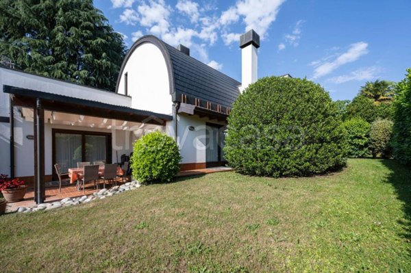 casa indipendente in vendita a Brebbia in zona Villaggio Europa