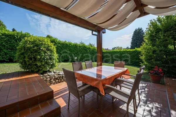 casa indipendente in vendita a Brebbia in zona Villaggio Europa