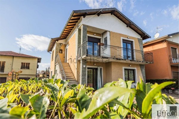 casa indipendente in vendita a Brebbia in zona Villaggio Europa