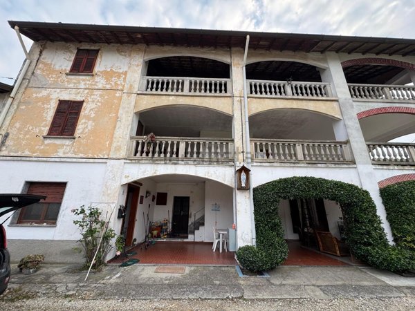 appartamento in vendita a Brebbia in zona Villaggio Europa