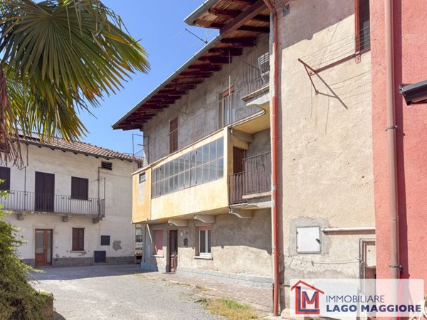 appartamento in vendita a Brebbia in zona Villaggio Europa