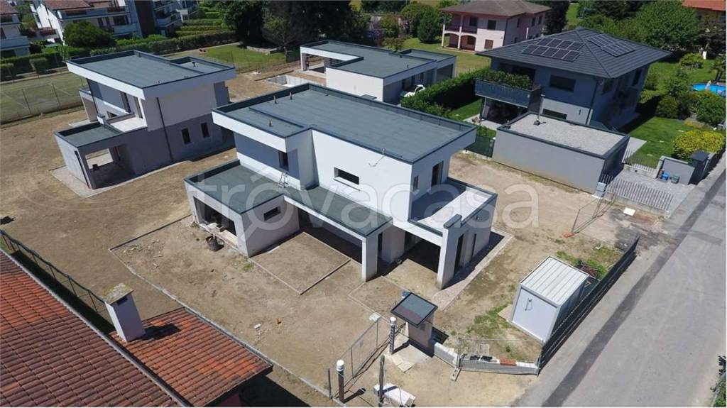 casa indipendente in vendita a Brebbia in zona Villaggio Europa