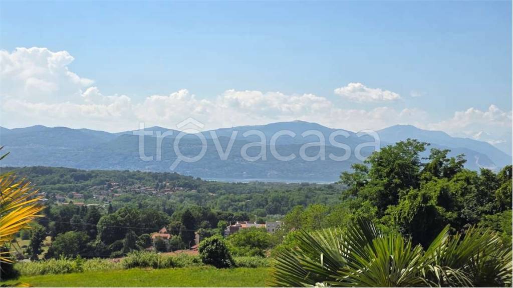 casa indipendente in vendita a Brebbia in zona Villaggio Europa