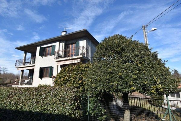 casa indipendente in vendita a Brebbia in zona Villaggio Europa