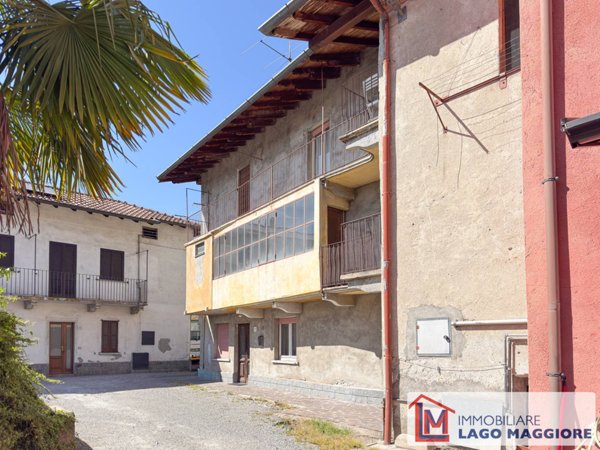 appartamento in vendita a Brebbia in zona Villaggio Europa