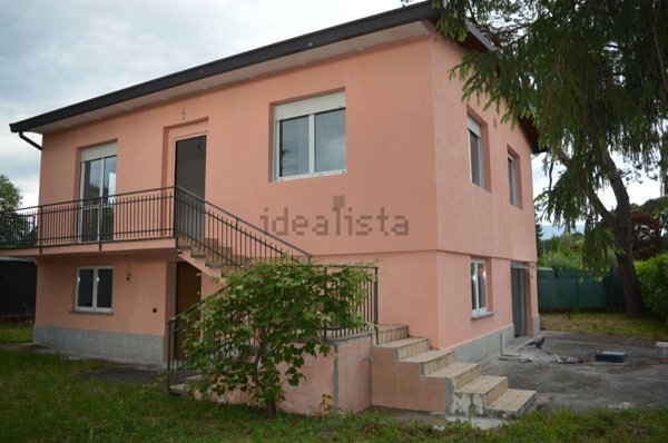 casa indipendente in vendita a Brebbia in zona Villaggio Europa