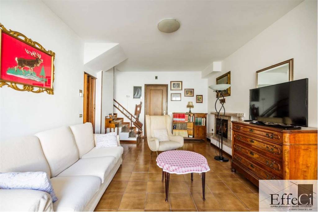 casa indipendente in vendita a Brebbia in zona Villaggio Europa