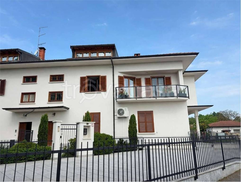 appartamento in vendita a Brebbia in zona Villaggio Europa