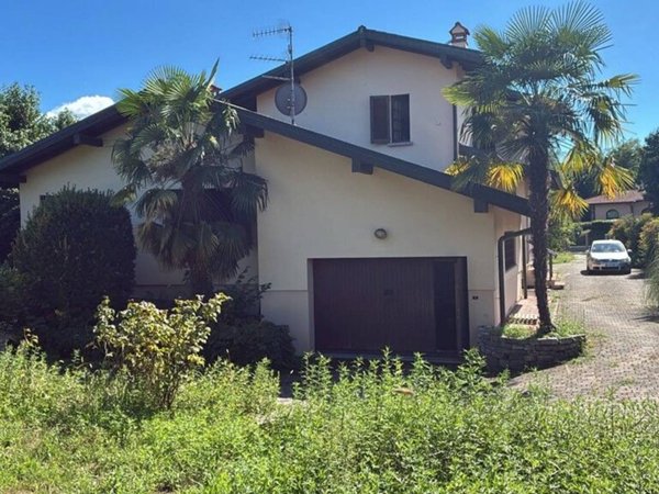 casa indipendente in vendita a Brebbia in zona Villaggio Europa