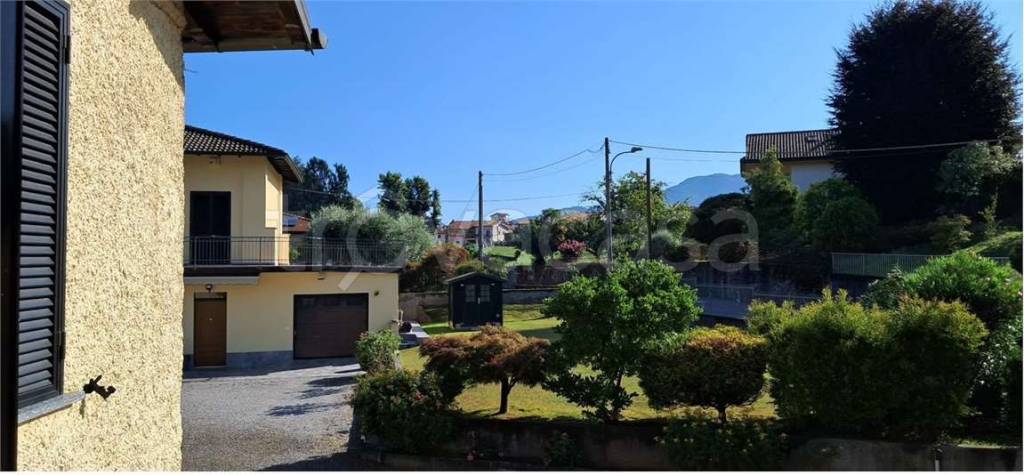 casa indipendente in vendita a Brebbia in zona Villaggio Europa