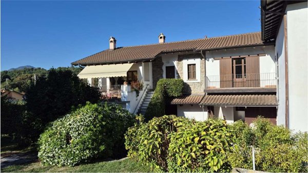 casa indipendente in vendita a Brebbia in zona Villaggio Europa