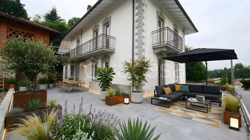 casa indipendente in vendita a Brebbia in zona Villaggio Europa